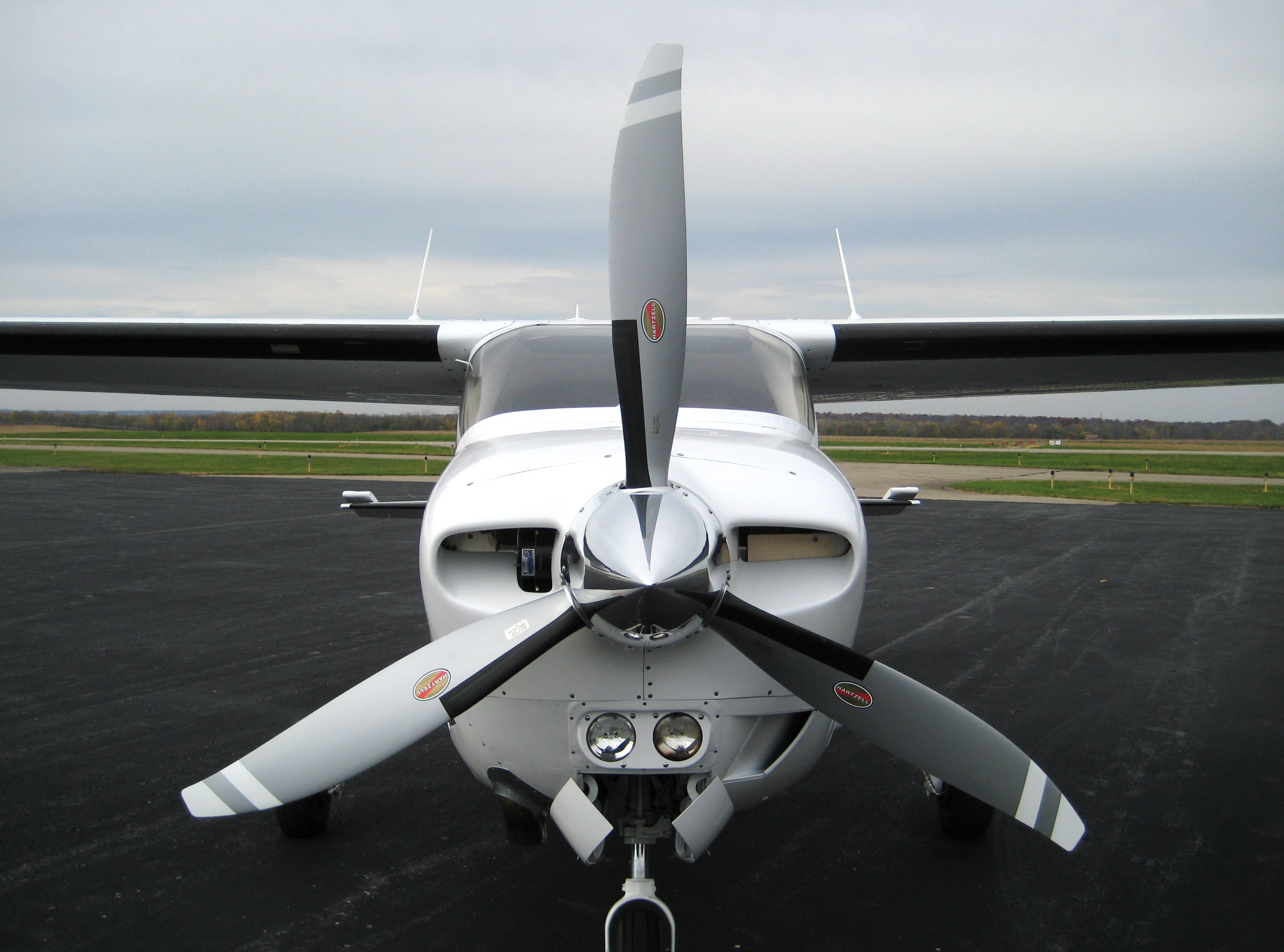 Hrtz-Cessna_T210_3-Blade_Scimitar-TSIO-520.jpg